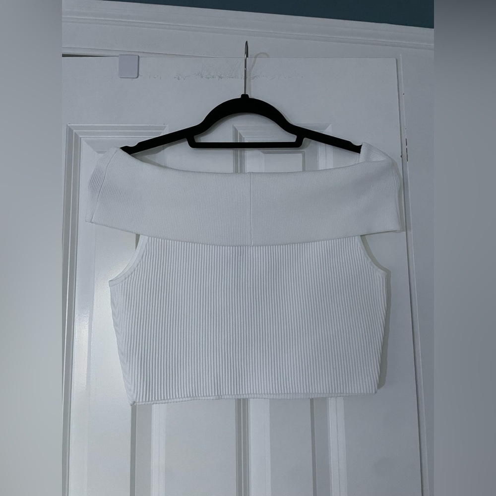 NWT Aritzia Babaton Sculpt Crop off the Shoulder - L